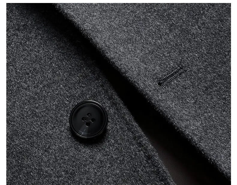 Close-up of a black button on gray fabric with Chinese text.